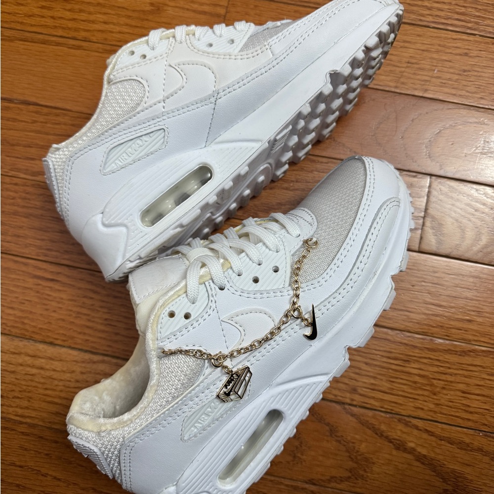 Nike White Air Max Sneakers Classic Design
